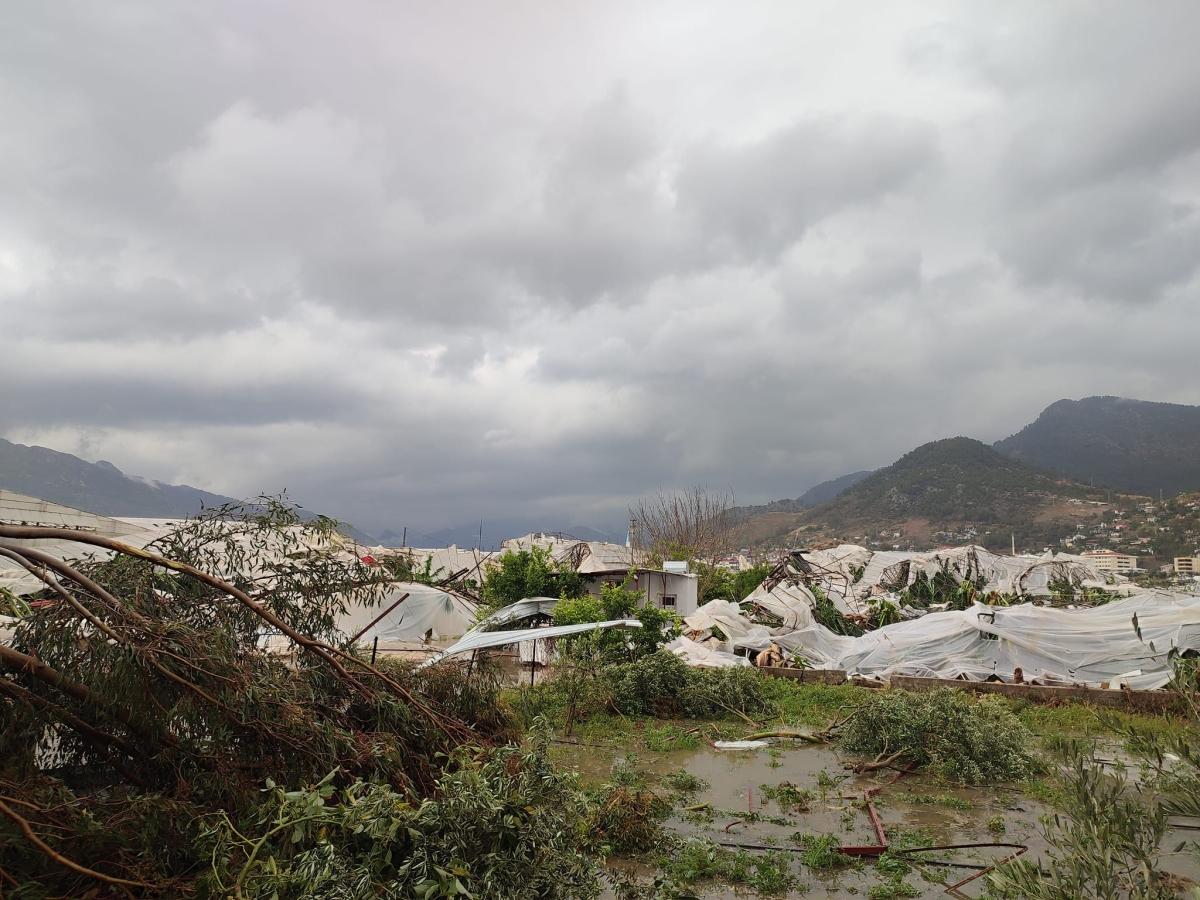Anamur’da Hortum Ev , İşyeri ve Seralara Zarar Verdi..