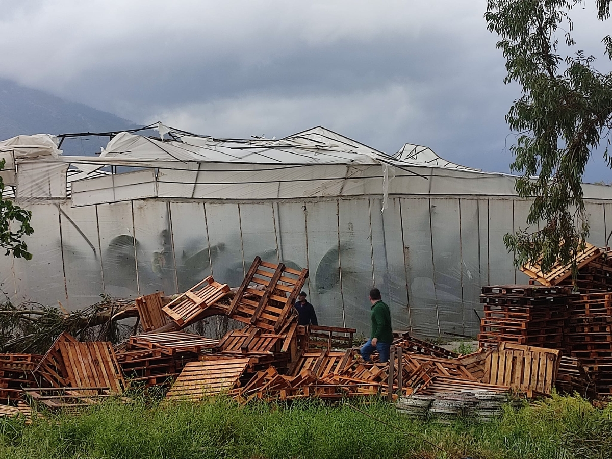 Anamur’da Hortum Ev , İşyeri ve Seralara Zarar Verdi..