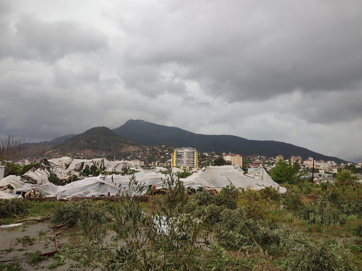 Anamur’da Hortum Ev , İşyeri ve Seralara Zarar Verdi..