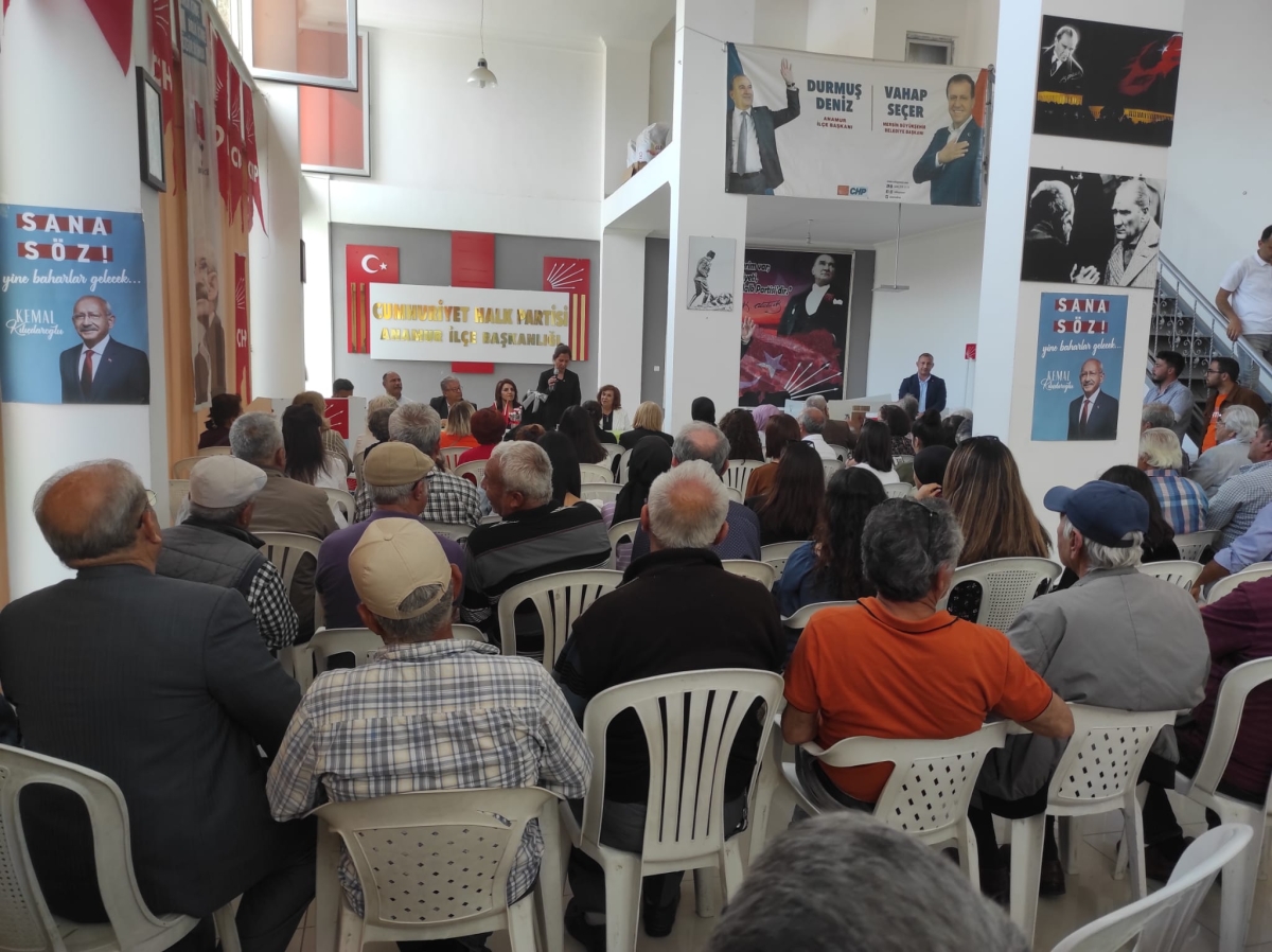 CHP’liler Milletvekili Adayı Gülcan Kış’ı bağrına bastı..