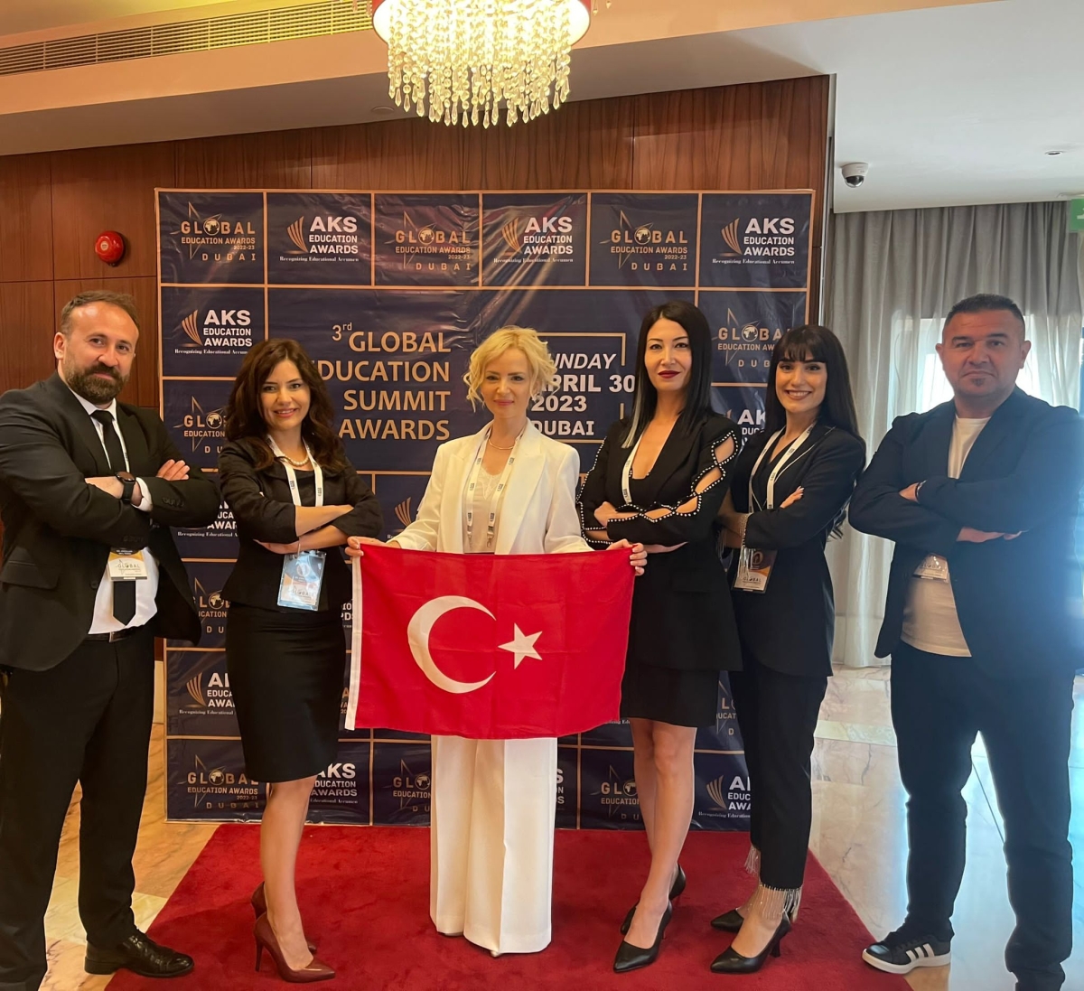 Funda Öğretmen Ödülünü  Muhteşem Ödül Töreninde Dubai’de Aldı..