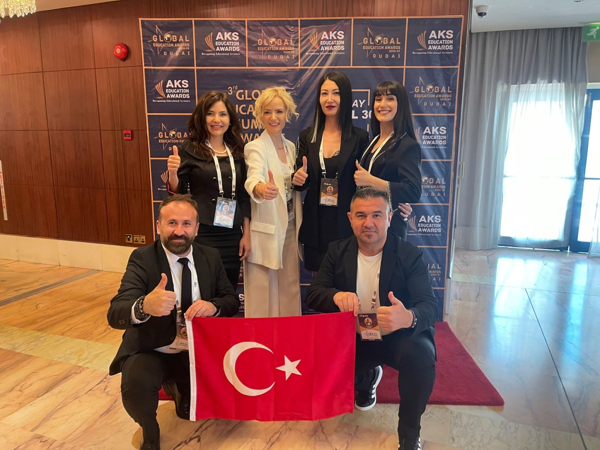 Funda Öğretmen Ödülünü  Muhteşem Ödül Töreninde Dubai’de Aldı..
