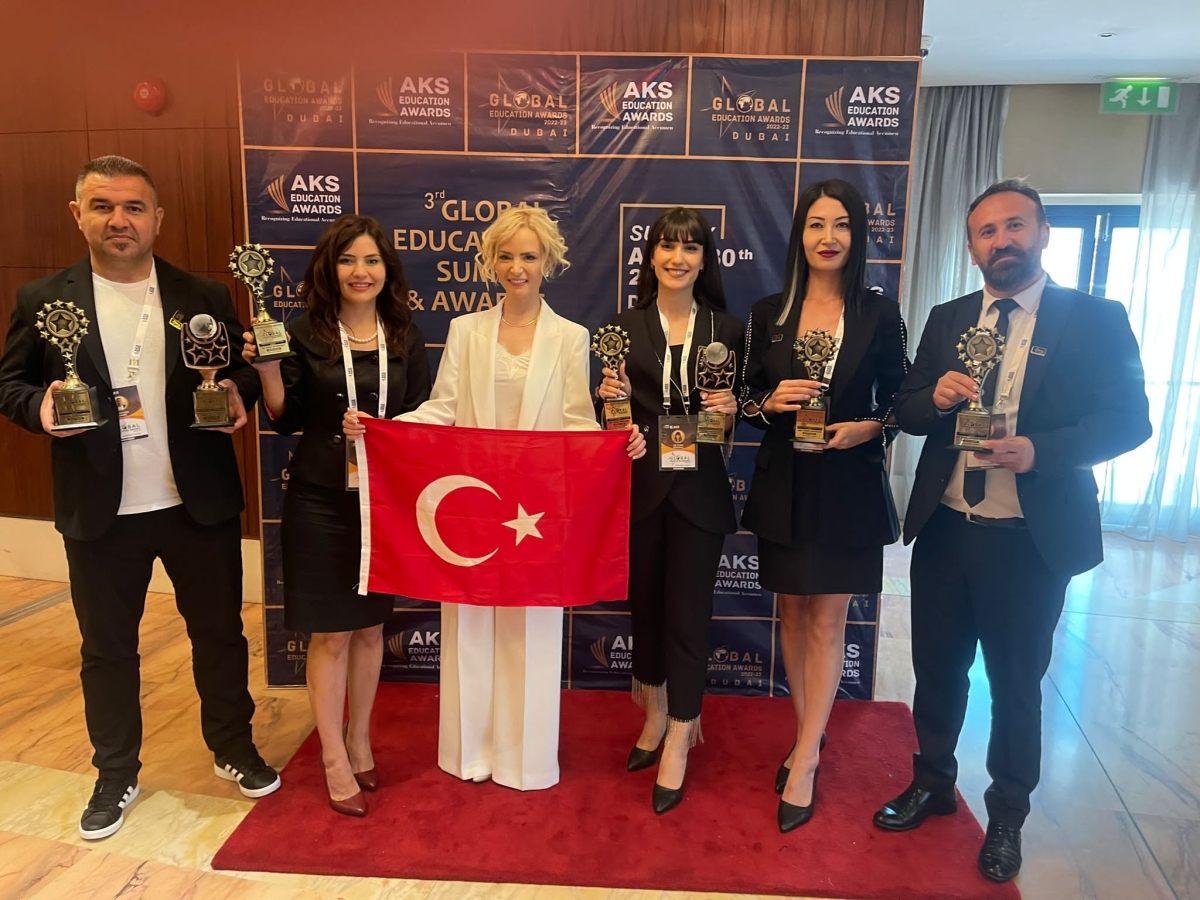 Funda Öğretmen Ödülünü  Muhteşem Ödül Töreninde Dubai’de Aldı..