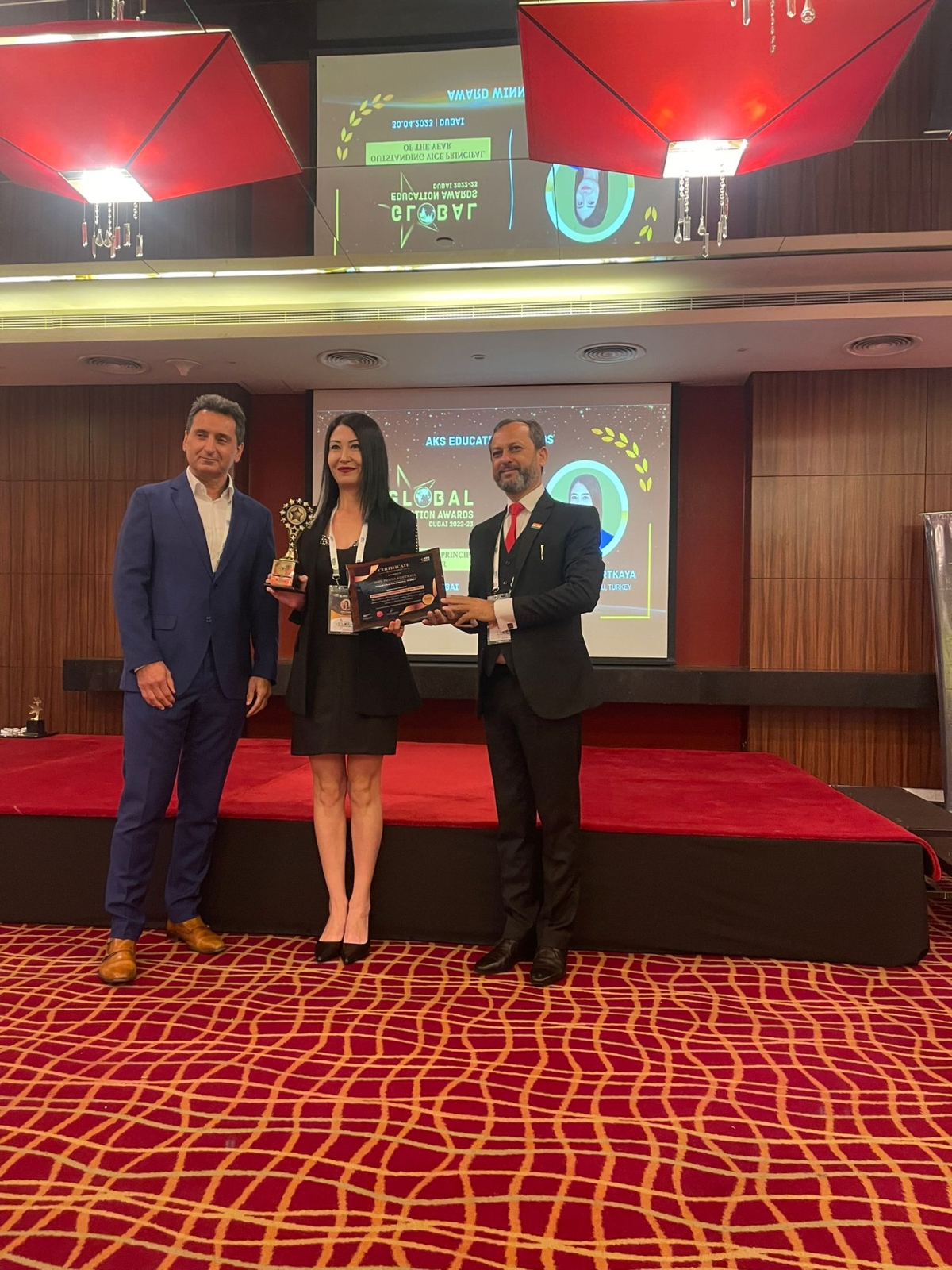Funda Öğretmen Ödülünü  Muhteşem Ödül Töreninde Dubai’de Aldı..