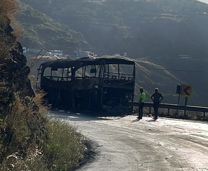 Anamur D-400’de Seyir Halindeki Yolcu Otobüsü Alev Alev Yandı..