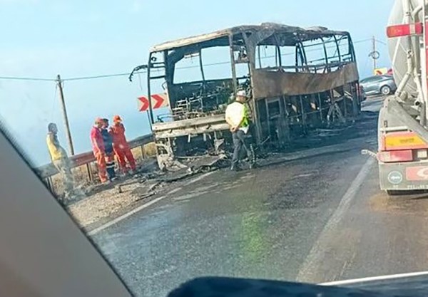 Anamur D-400’de Seyir Halindeki Yolcu Otobüsü Alev Alev Yandı..