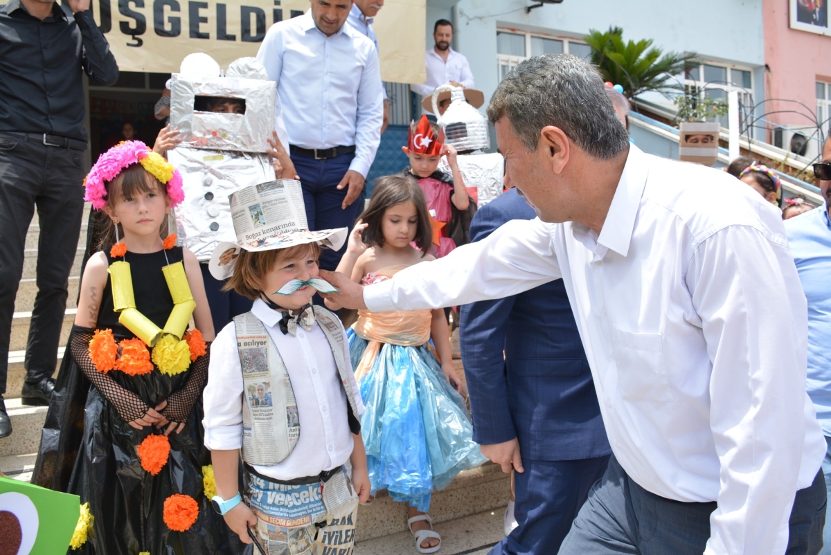 Akdeniz İlkokulunda “Geri Dönüşüm” Temalı Defile Dikkat Çekti