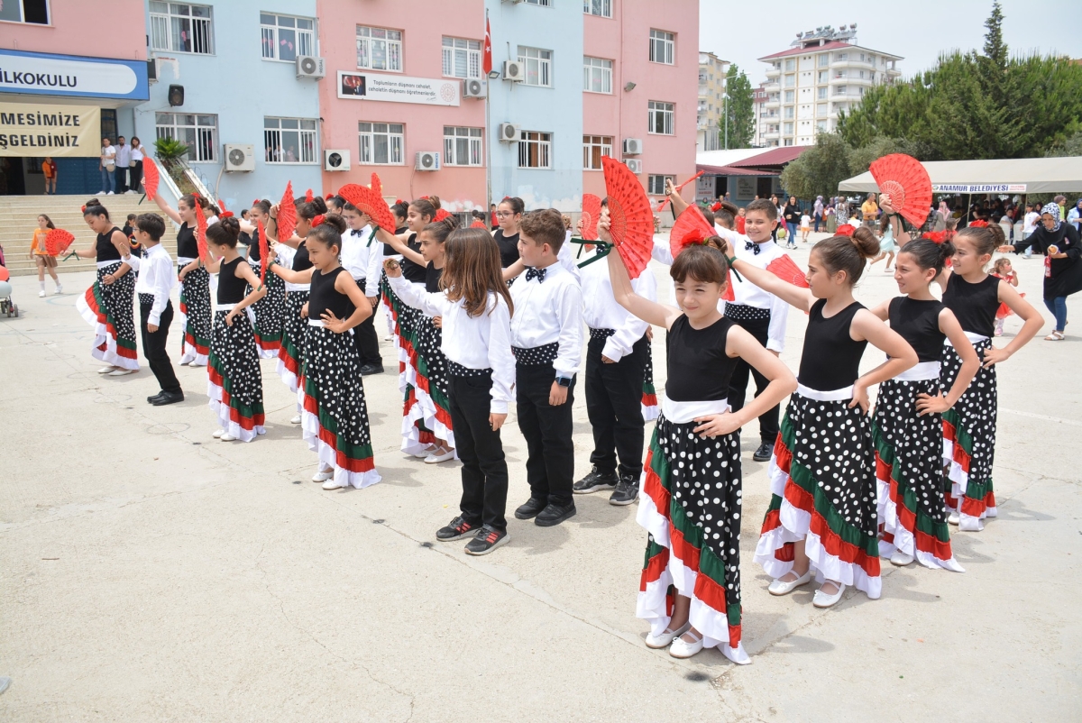 Akdeniz İlkokulunda “Geri Dönüşüm” Temalı Defile Dikkat Çekti