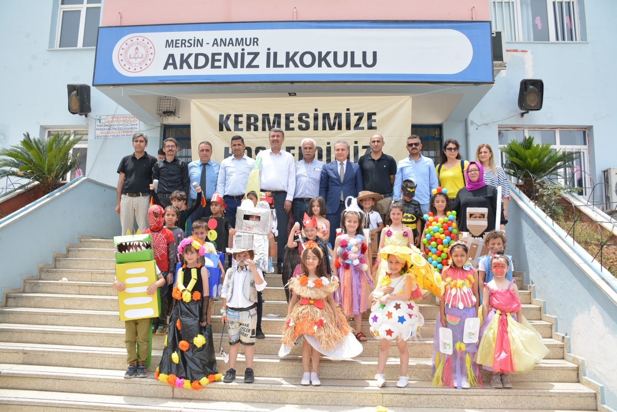 Akdeniz İlkokulunda “Geri Dönüşüm” Temalı Defile Dikkat Çekti