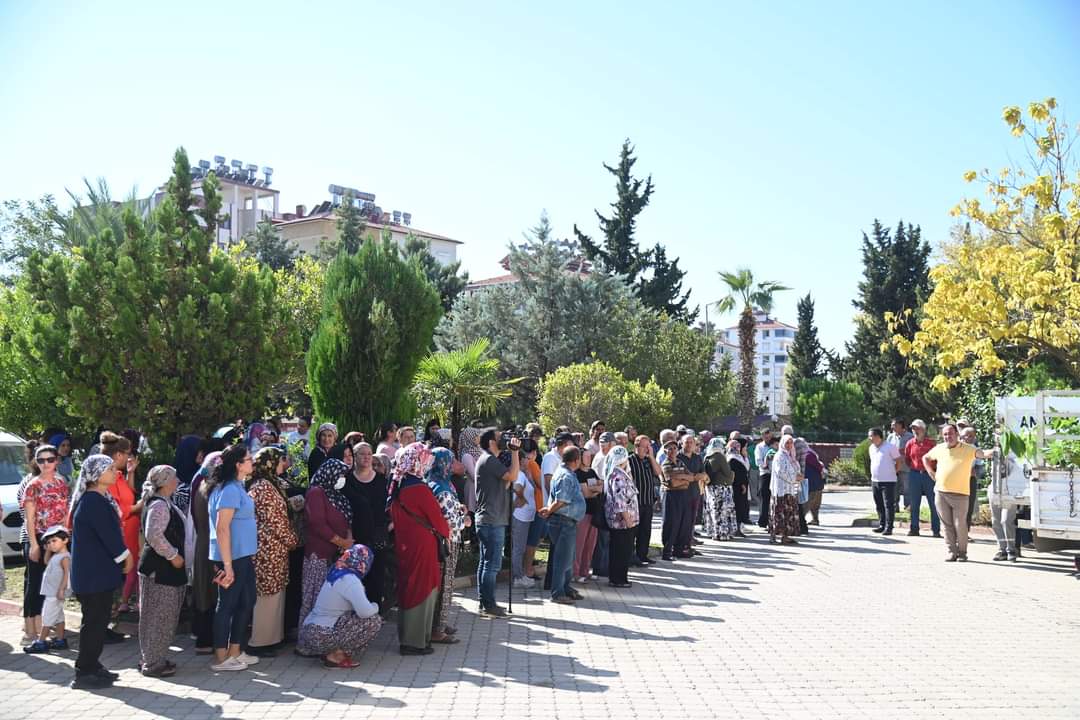 Anamur Belediyesi Kadın Çiftçilere Ücretsiz Avokado Fidanı Dağıttı