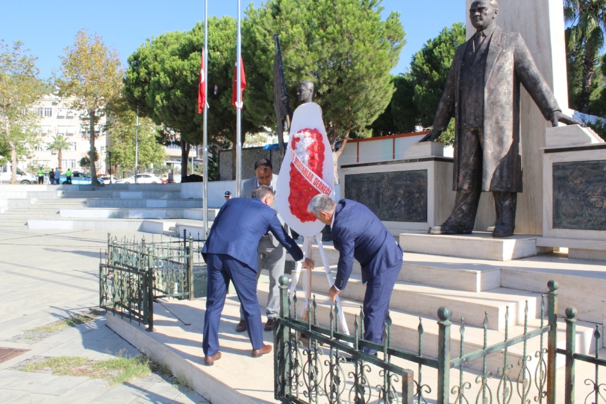 19 Ekim Muhtar Günü Dolayısıyla Anamur’da Çelenk Sunma Töreni Düzenlendi.