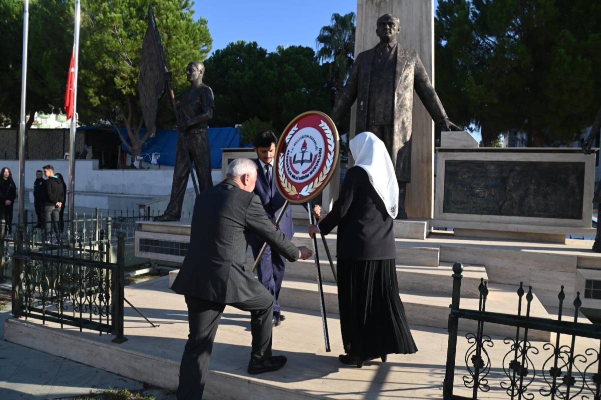 Anamur’da 24 Kasım Öğretmenler Gününde Çelenk Sunma Töreni Gerçekleşti..