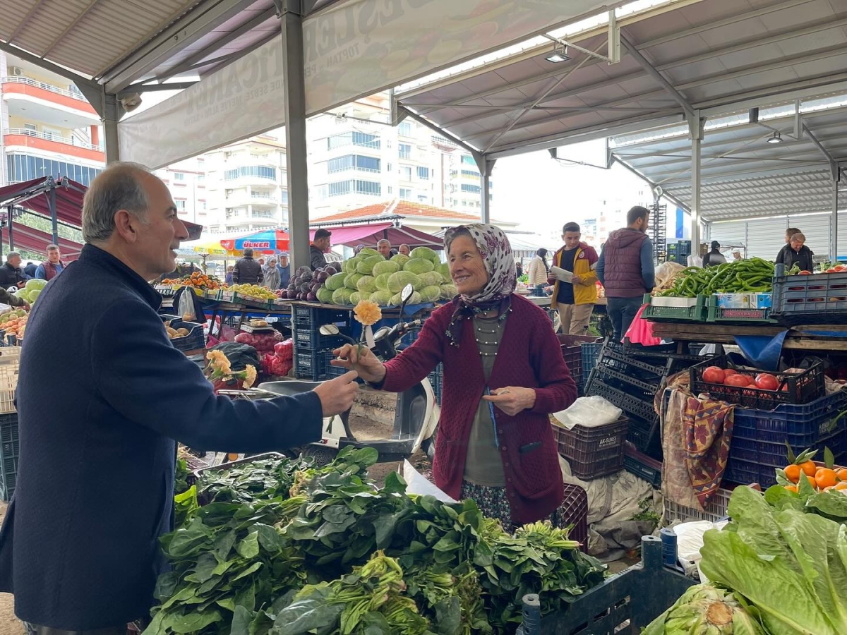 CHP Anamur Belediye Başkan A.Adayı Durmuş Deniz Pazar Esnafının Yeni Yılını Kutladı.
