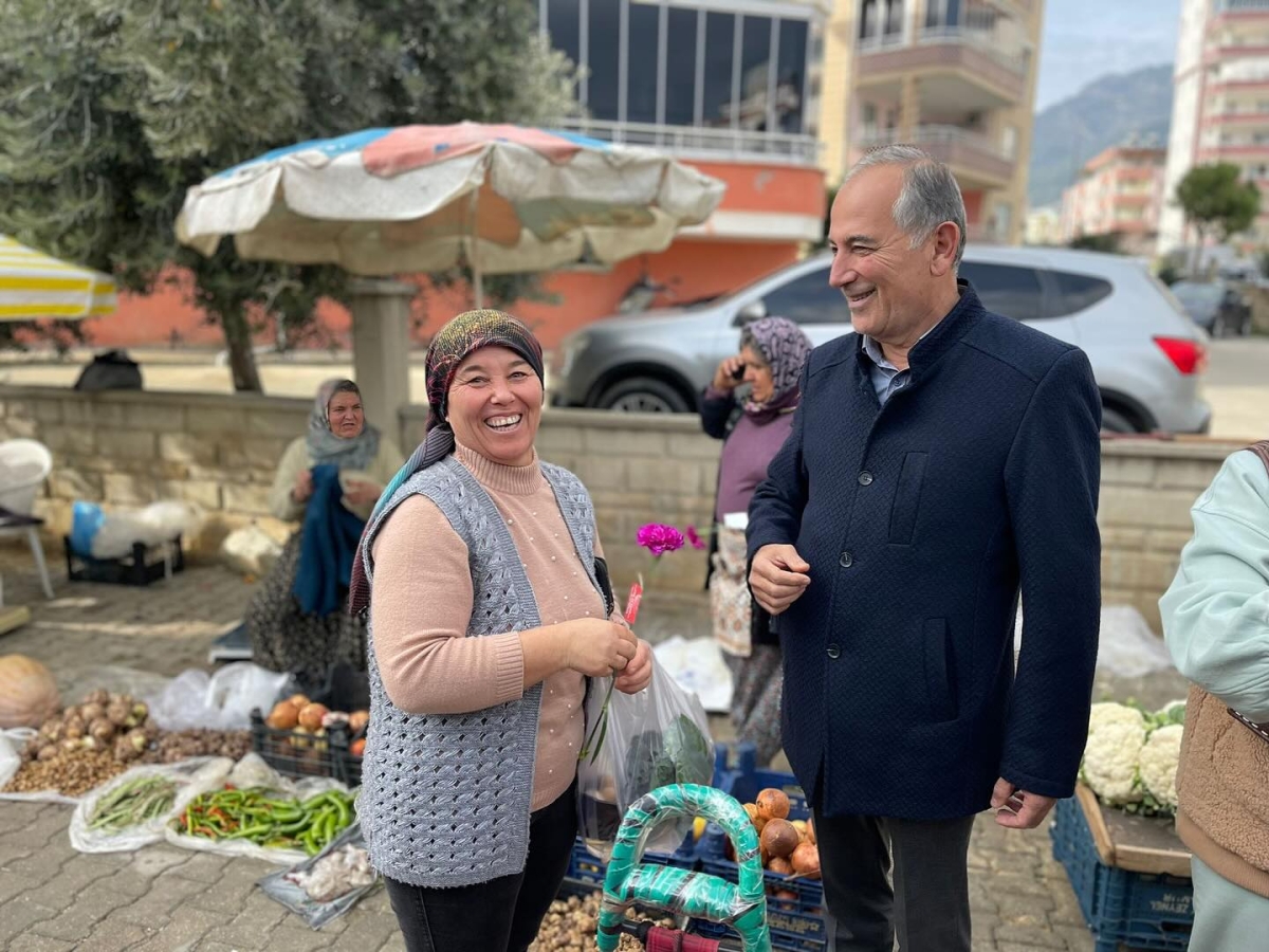 CHP Anamur Belediye Başkan A.Adayı Durmuş Deniz Pazar Esnafının Yeni Yılını Kutladı.