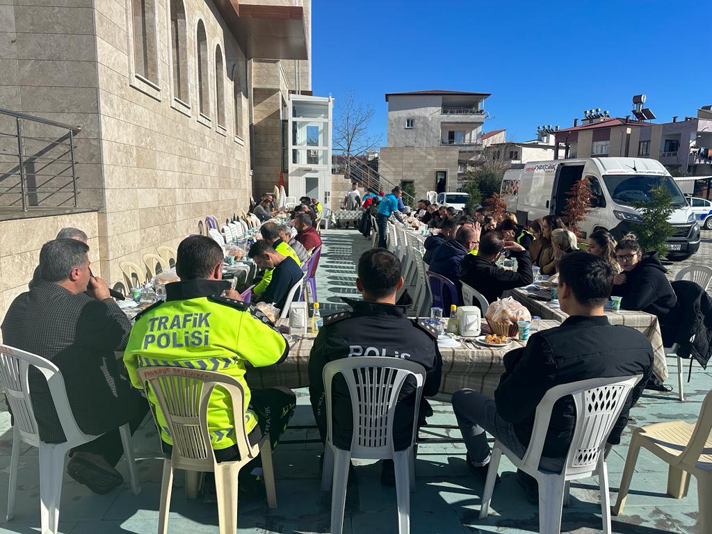 Anamur İlçe Emniyet Müdürü UMAR, Emniyet Personeline Moral Yemeği Düzenledi..