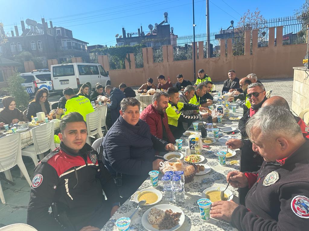 Anamur İlçe Emniyet Müdürü UMAR, Emniyet Personeline Moral Yemeği Düzenledi..