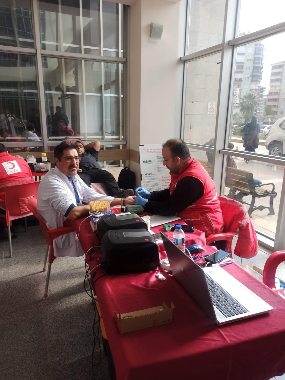 Anamur Devlet Hastanesi Başhekimi Op.Dr.Serkan Boz Kızılay’a Kan Bağışında Bulundu..