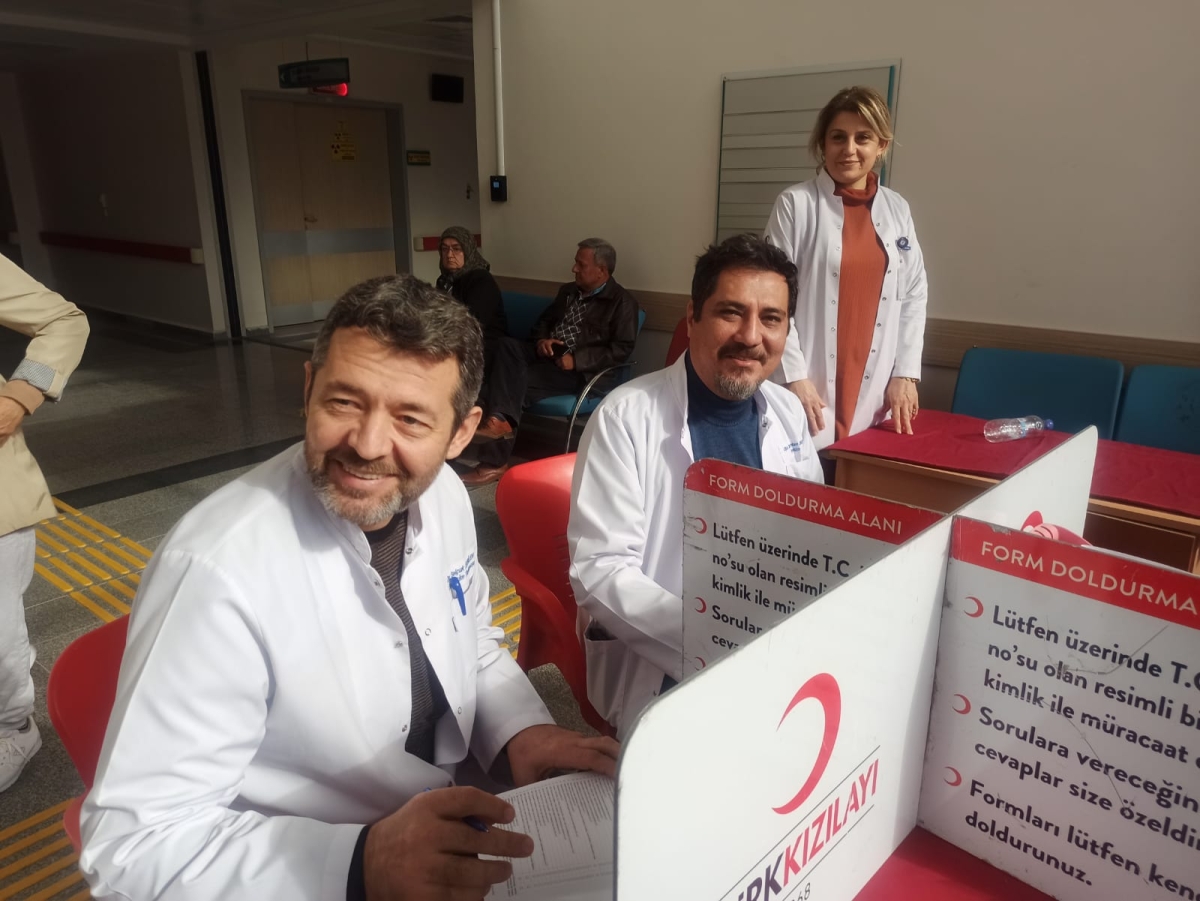Anamur Devlet Hastanesi Başhekimi Op.Dr.Serkan Boz Kızılay’a Kan Bağışında Bulundu..