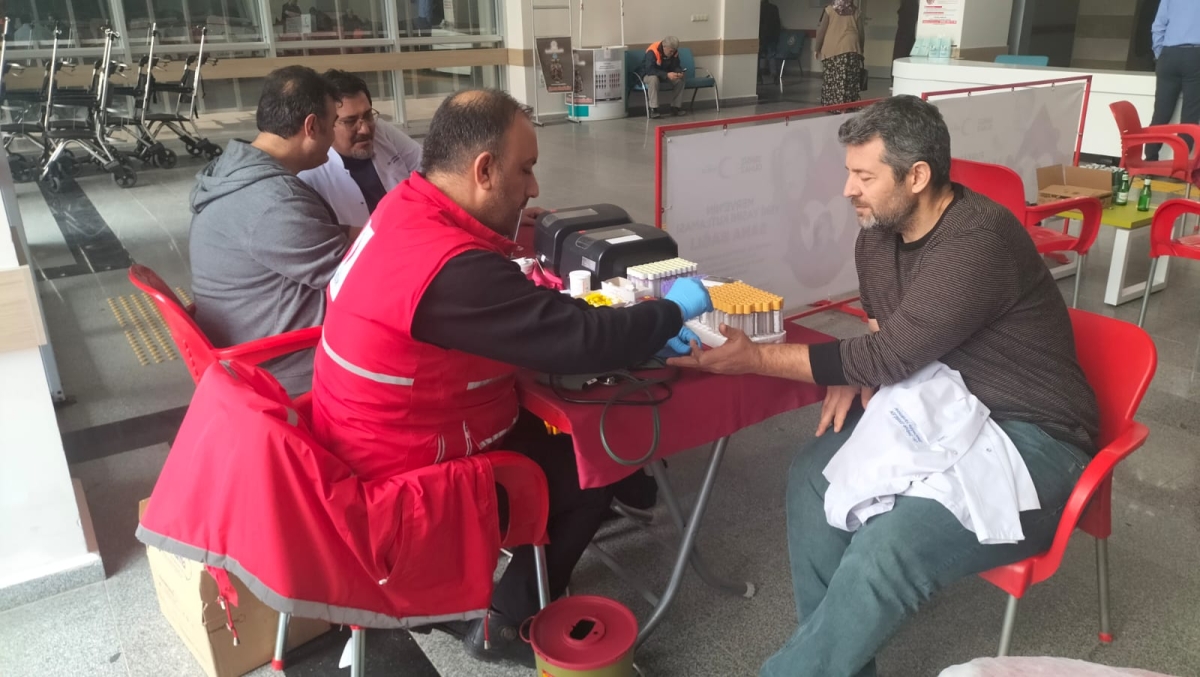 Anamur Devlet Hastanesi Başhekimi Op.Dr.Serkan Boz Kızılay’a Kan Bağışında Bulundu..