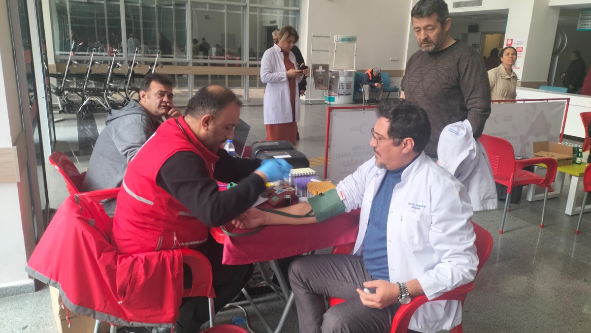 Anamur Devlet Hastanesi Başhekimi Op.Dr.Serkan Boz Kızılay’a Kan Bağışında Bulundu..
