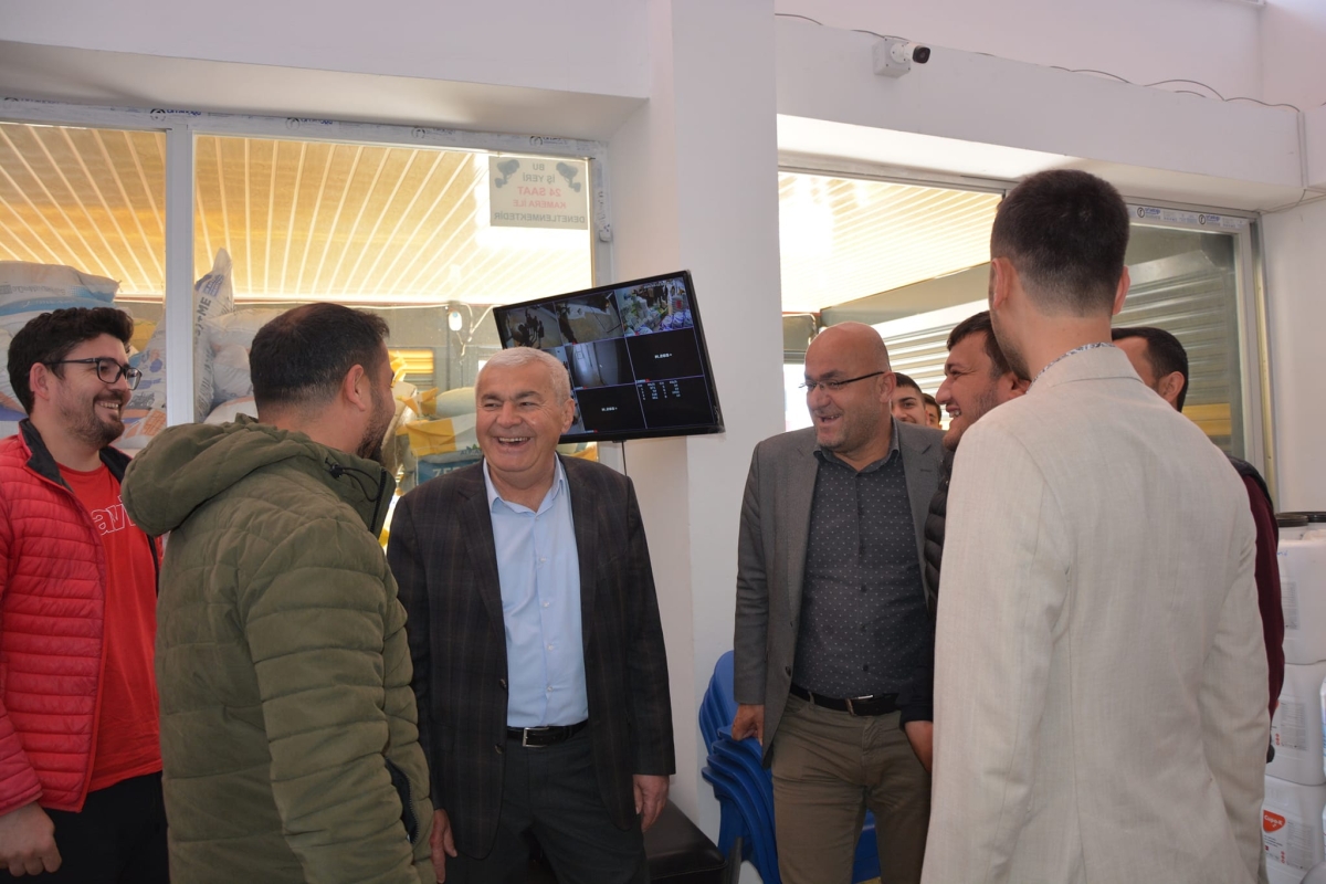 ÇETİNKAYA Esnafları ziyaret ederek, Onlarla Kucaklaşmaya Devam Ediyor..
