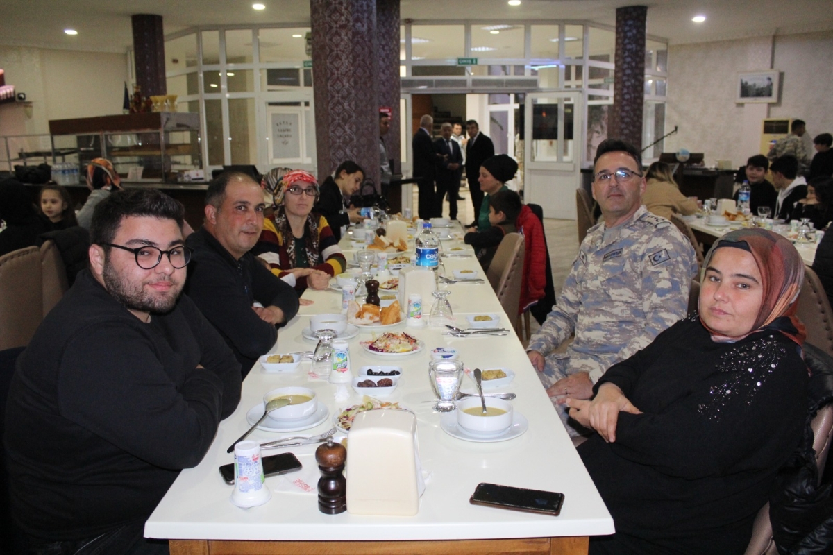 Dünya Yetimler Günü Dolayısıyla Kaymakam Bozdemir İftar Yemeği Verdi.
