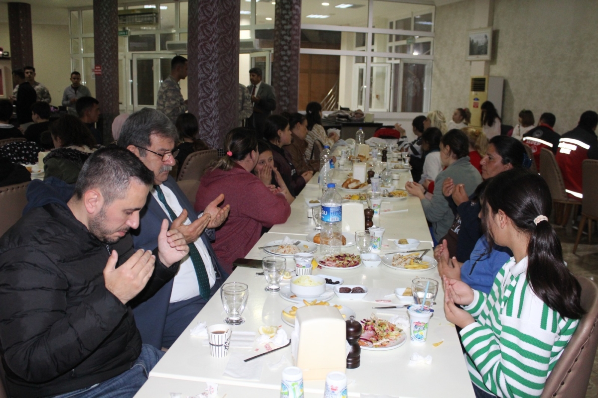 Dünya Yetimler Günü Dolayısıyla Kaymakam Bozdemir İftar Yemeği Verdi.