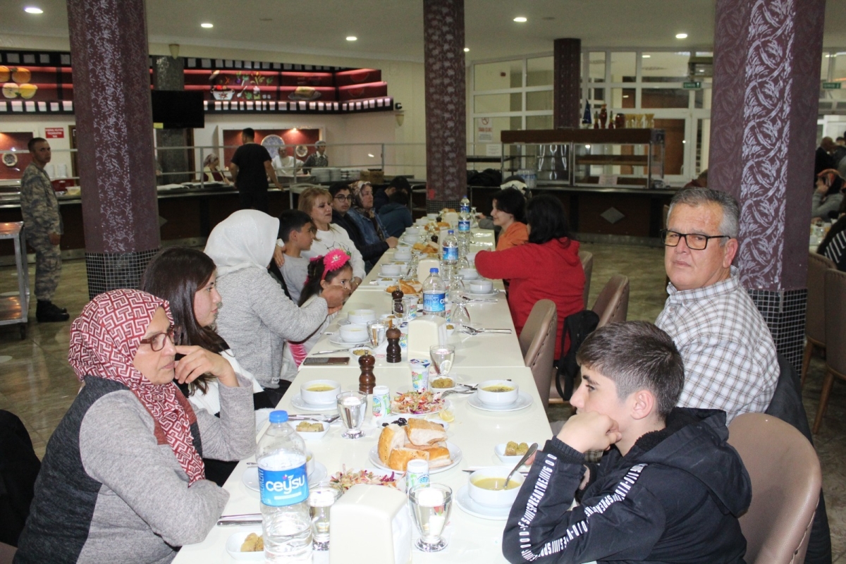 Dünya Yetimler Günü Dolayısıyla Kaymakam Bozdemir İftar Yemeği Verdi.