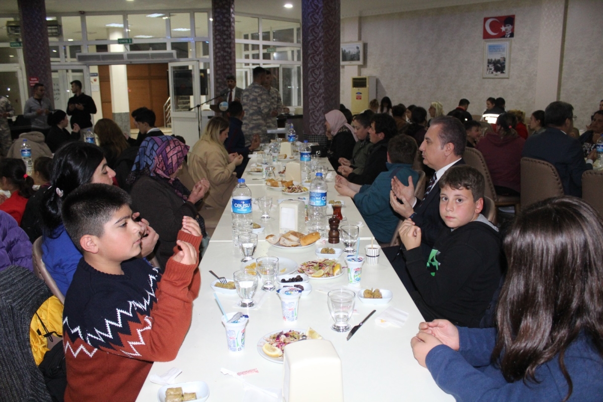 Dünya Yetimler Günü Dolayısıyla Kaymakam Bozdemir İftar Yemeği Verdi.