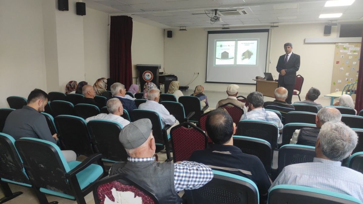 Anamurlu Hacı Adayları, Kâbe Maketi Etrafında Temsili Tavaf Yaptı