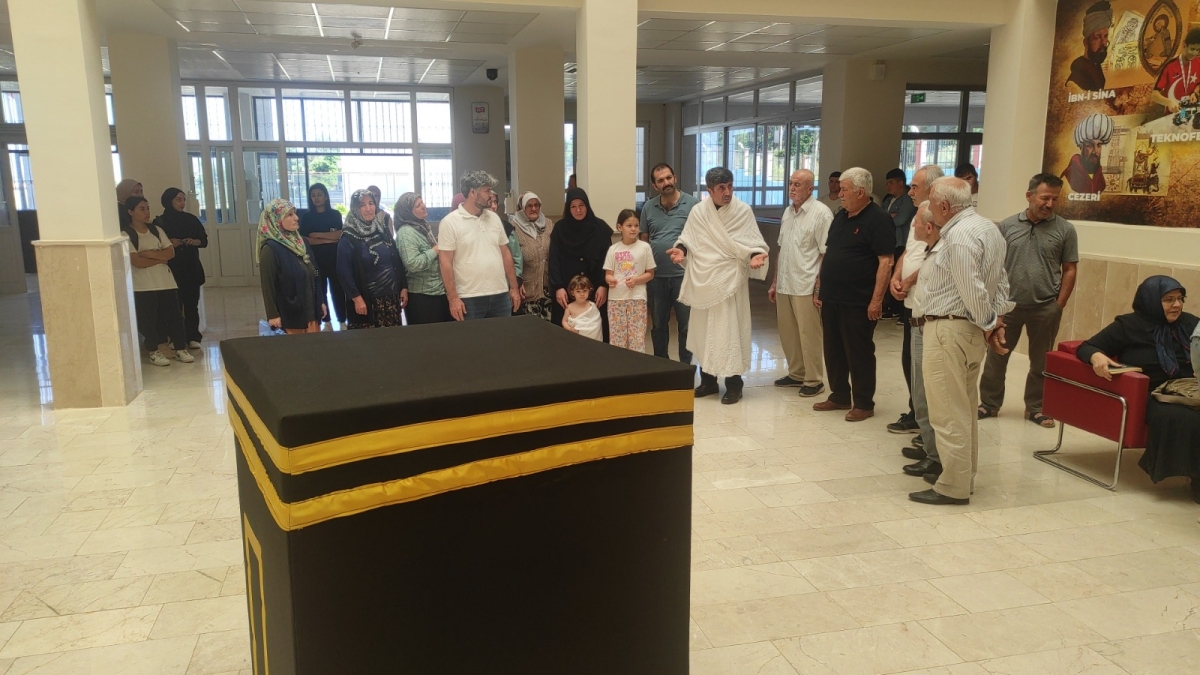 Anamurlu Hacı Adayları, Kâbe Maketi Etrafında Temsili Tavaf Yaptı