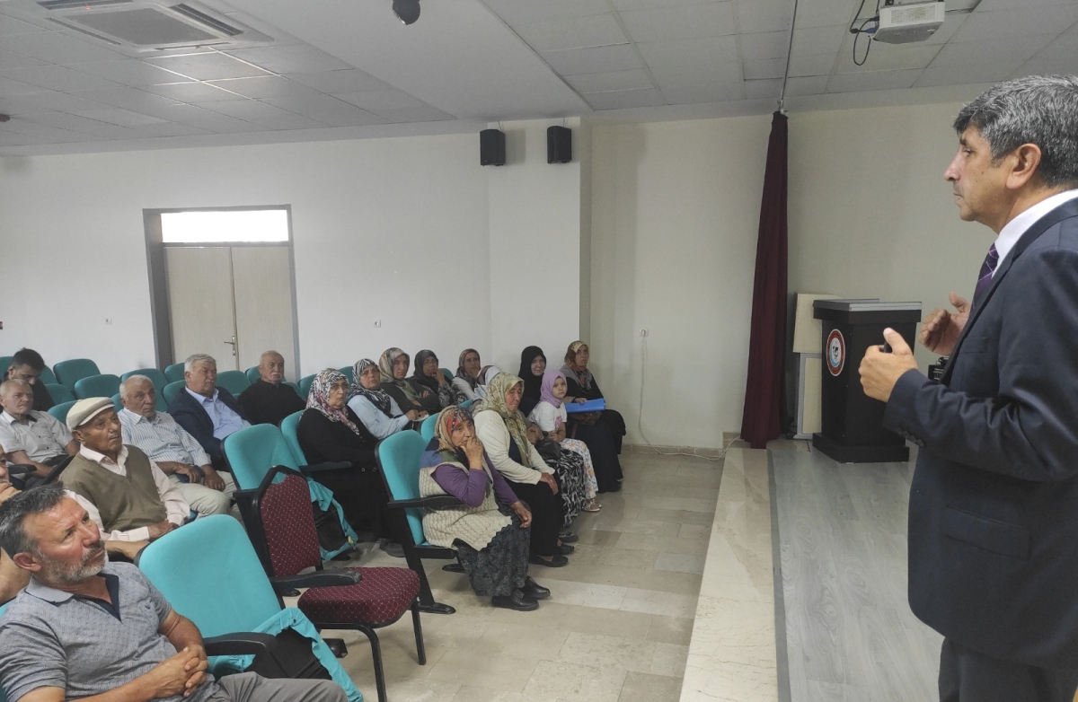 Anamurlu Hacı Adayları, Kâbe Maketi Etrafında Temsili Tavaf Yaptı