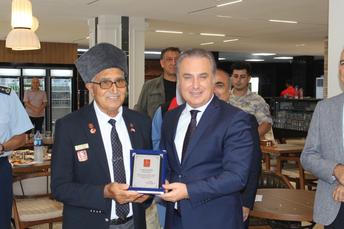 19 Eylül Gaziler Günü İlçemizde Çelenk Sunma Töreni ile Kutlandı