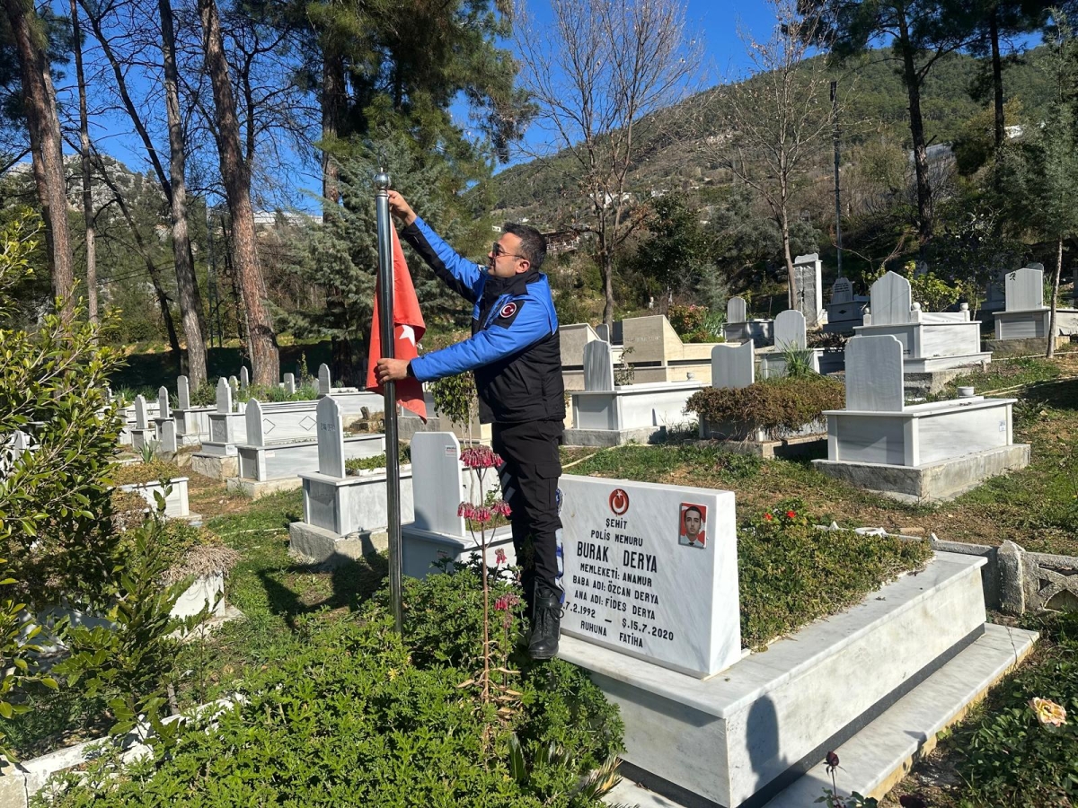 Anamur Polisi Şehit Mezarlarının Temizlik ve Bakımlarını Yaptı..