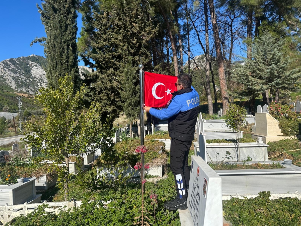 Anamur Polisi Şehit Mezarlarının Temizlik ve Bakımlarını Yaptı..