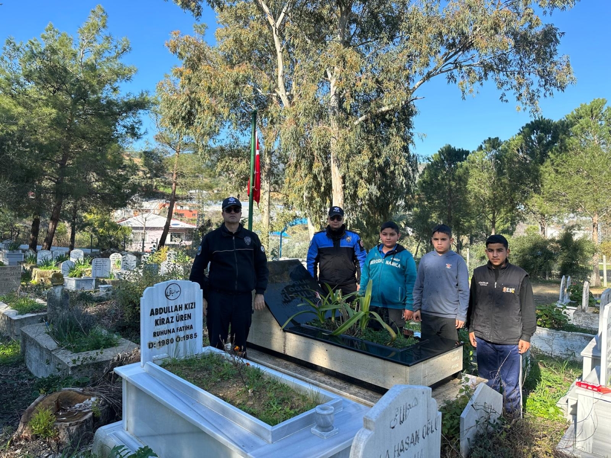 Anamur Polisi Şehit Mezarlarının Temizlik ve Bakımlarını Yaptı..