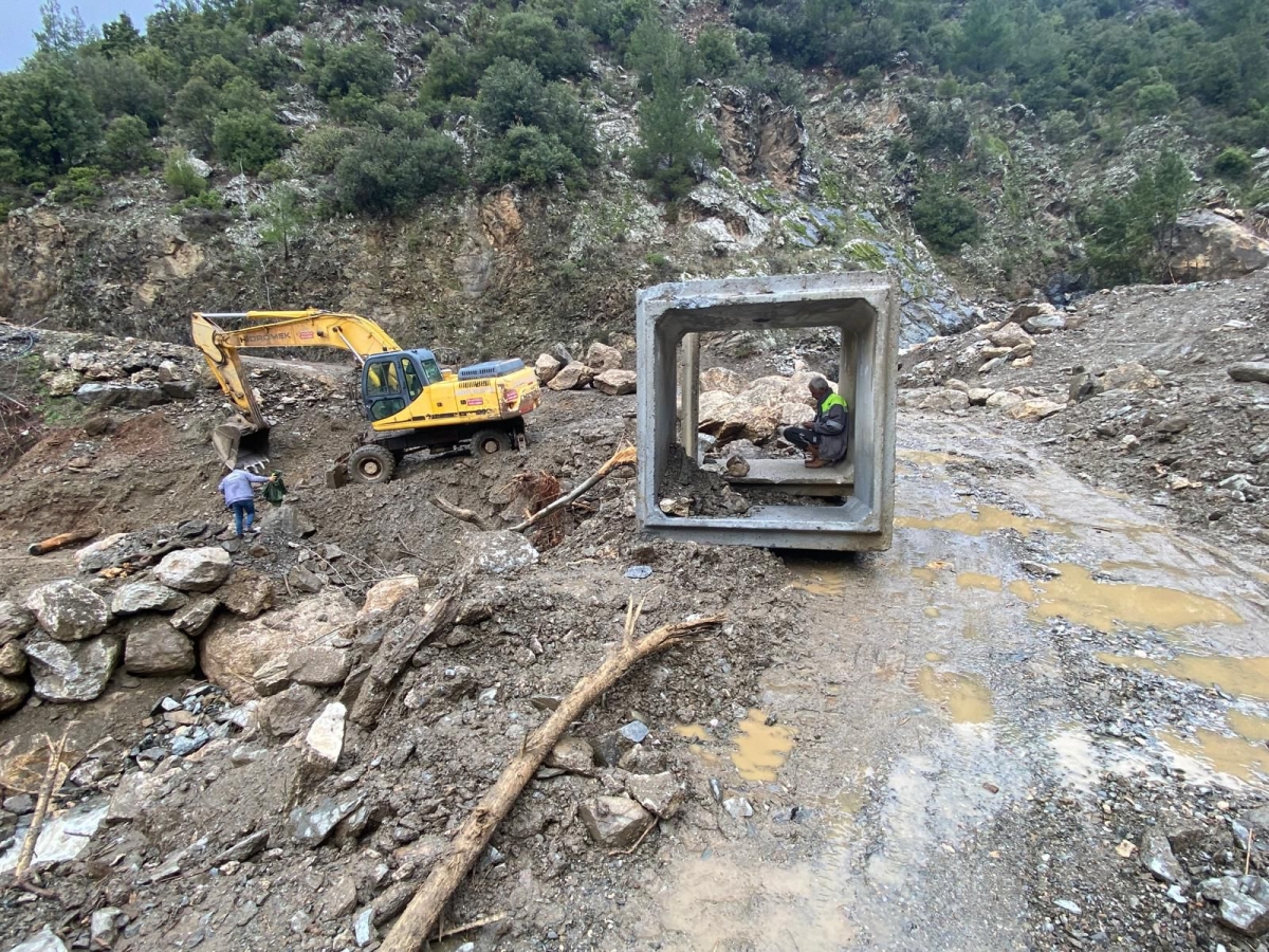 Anamur Belediyesi 11 Kırsal Mahalle’de Bakım Onarım Çalışmalarını Sürdürüyor.