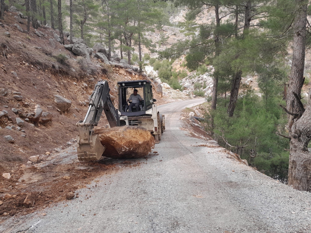 Anamur Belediyesi 11 Kırsal Mahalle’de Bakım Onarım Çalışmalarını Sürdürüyor.