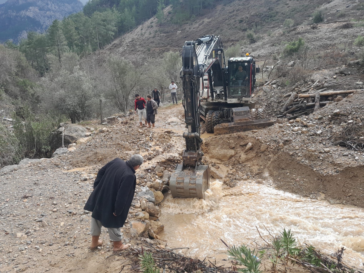 Anamur Belediyesi 11 Kırsal Mahalle’de Bakım Onarım Çalışmalarını Sürdürüyor.