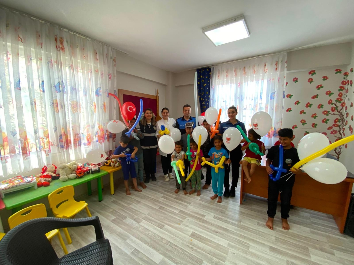 Polis'den Mevsimlik Tarım İşçilerinin Çocuklarına Bilinçlendirme Etkinliği