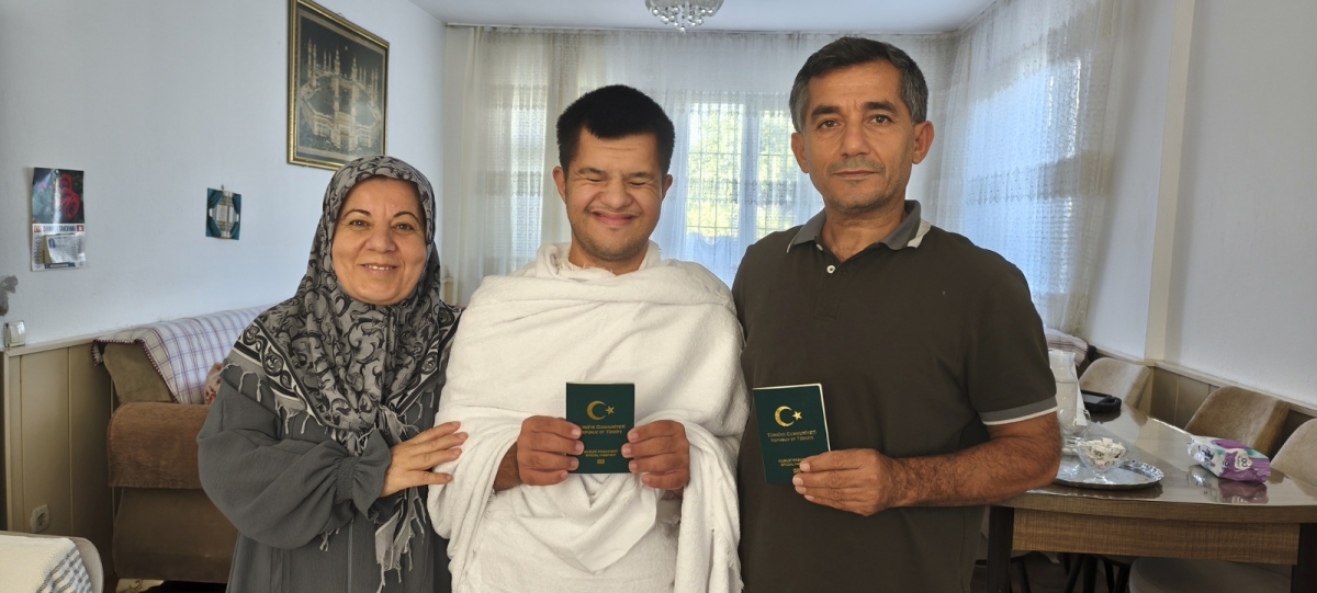Özel Gereksinimli Devlet Biberci’nin Kâbe Hayali Umreyle Gerçeğe Dönüştü.