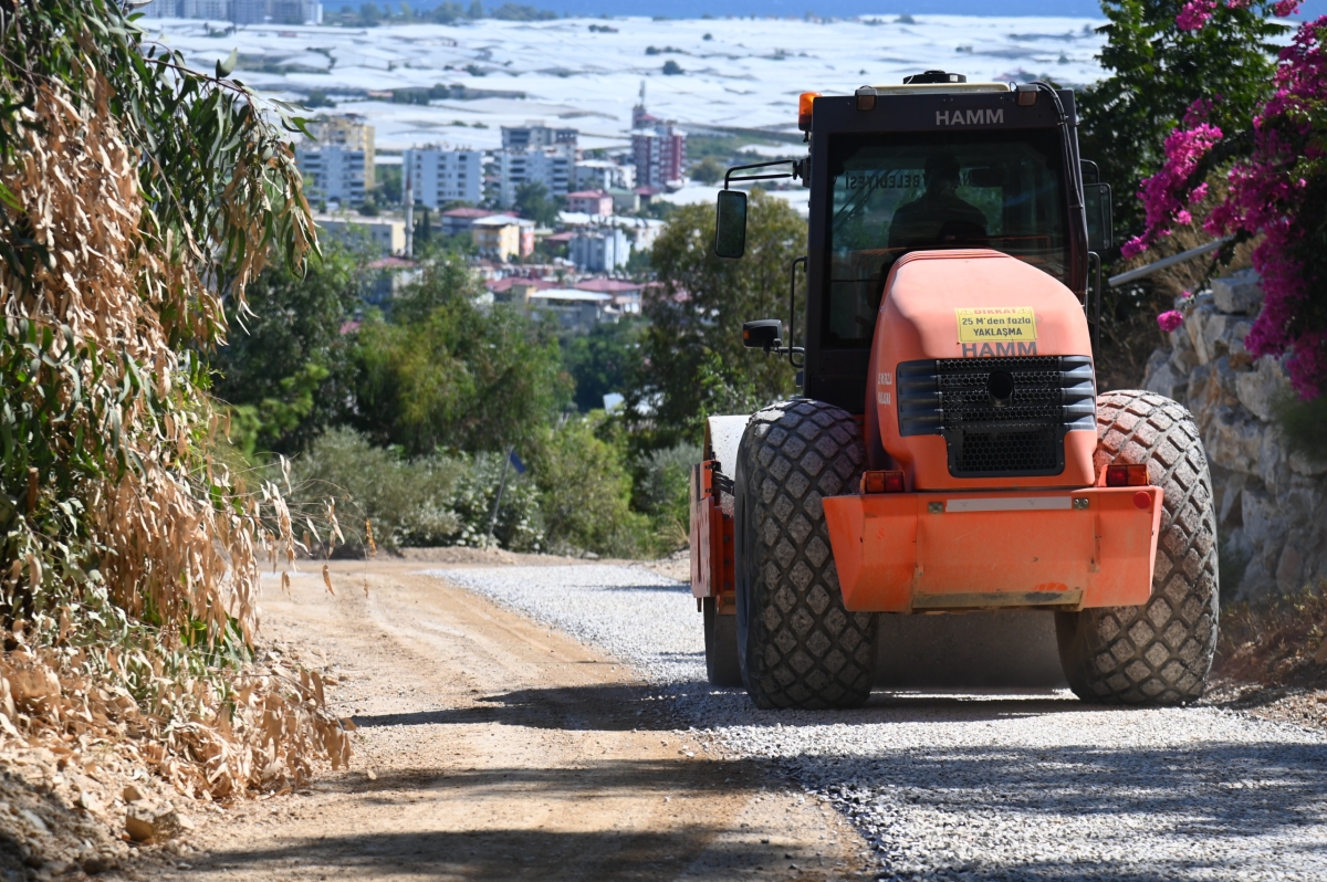 Anamur’da 15 Mahallede 100 Kilometrelik Asfalt Çalışması Başladı.