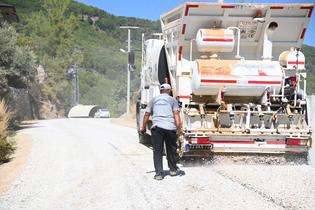 Anamur’da 15 Mahallede 100 Kilometrelik Asfalt Çalışması Başladı.