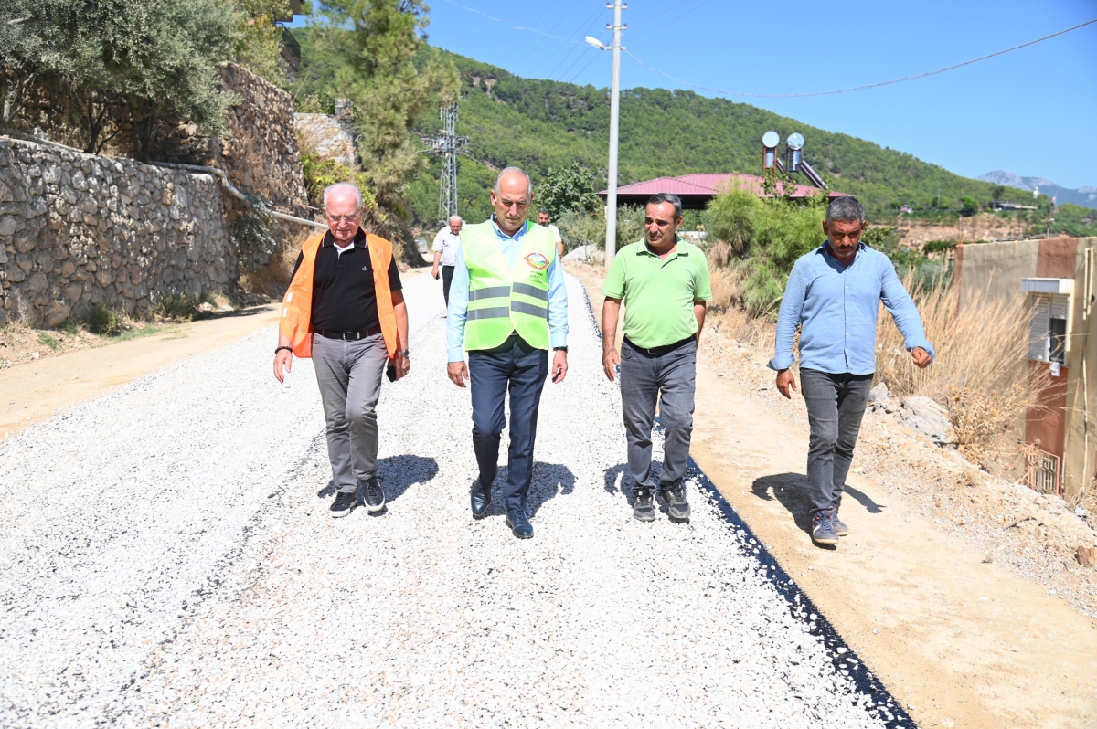 Anamur’da 15 Mahallede 100 Kilometrelik Asfalt Çalışması Başladı.