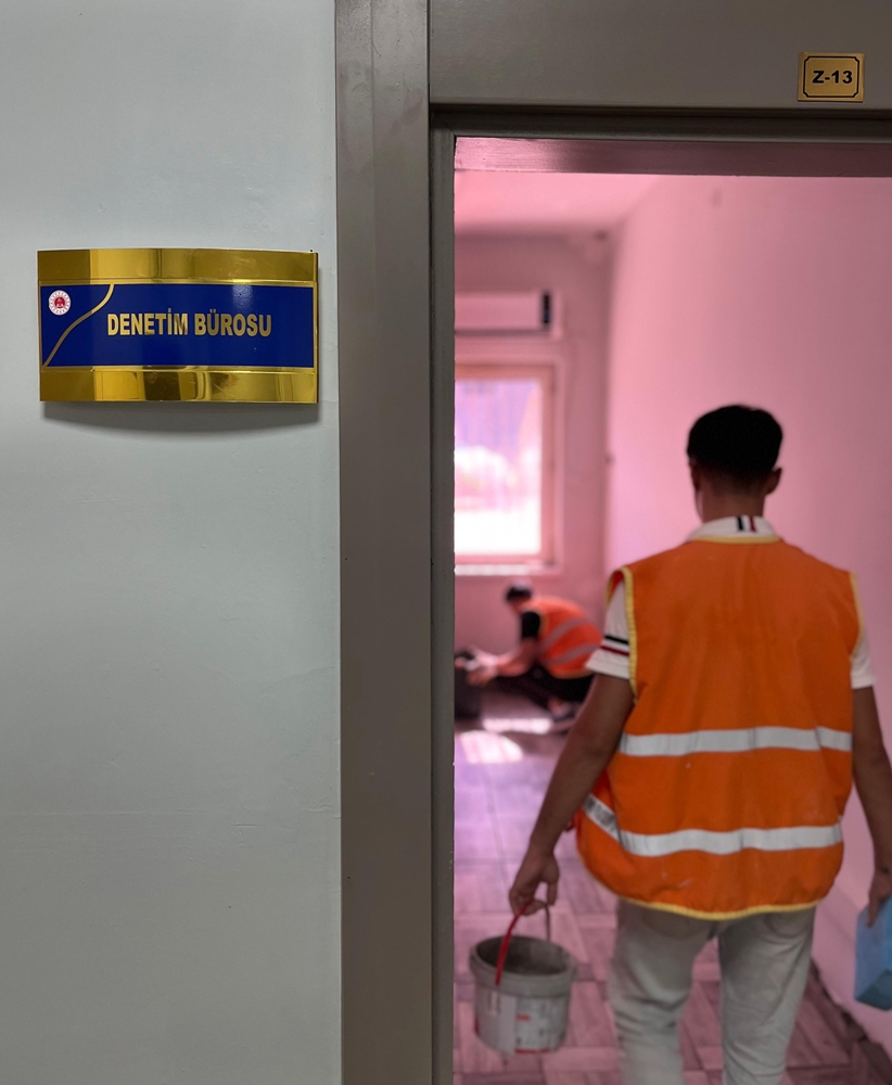 Anamur’da hükümlülerden şehitlik, okul ve çevre temizliğine destek