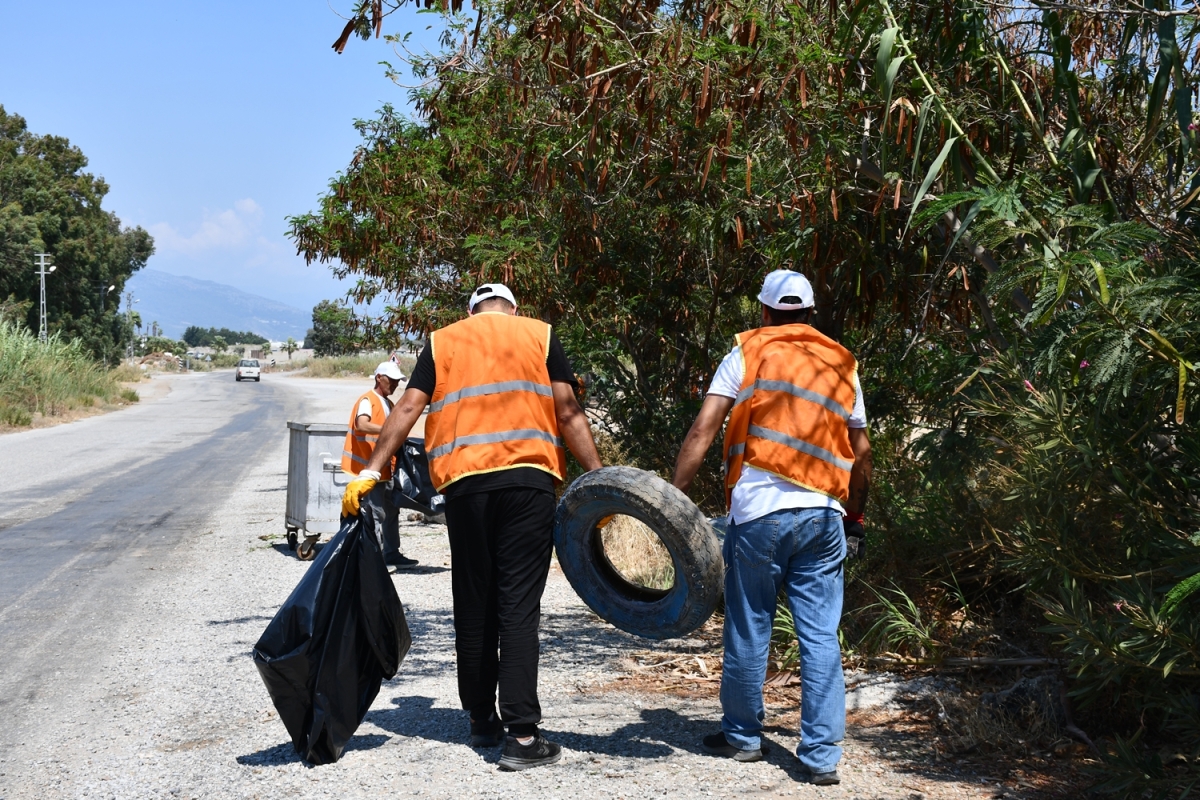 Anamur’da hükümlülerden şehitlik, okul ve çevre temizliğine destek