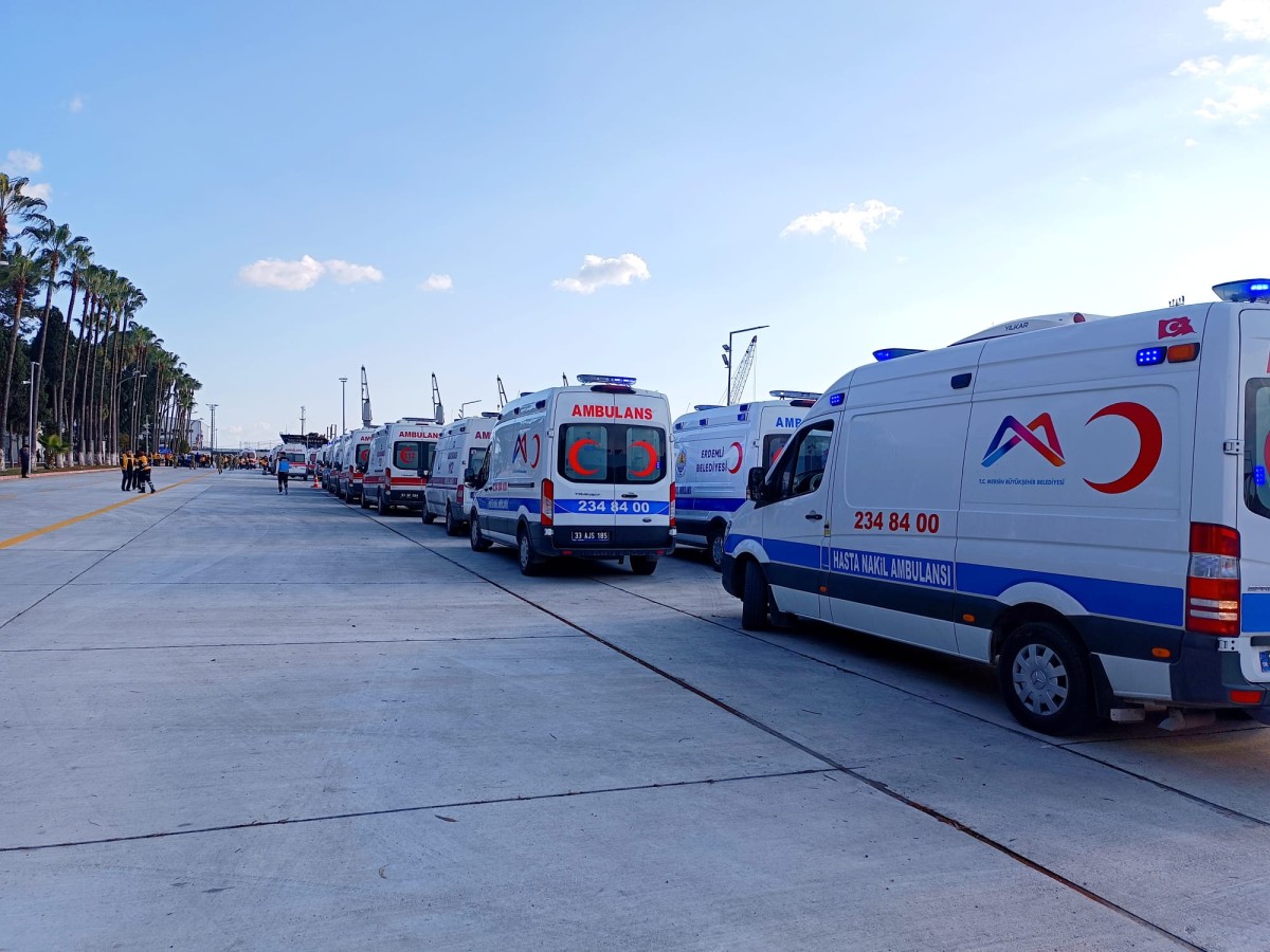 Mersin Limanı’na Gelen Yaralıları Büyükşehir’in Ambulansları Hastaneye Ulaştırıyor..