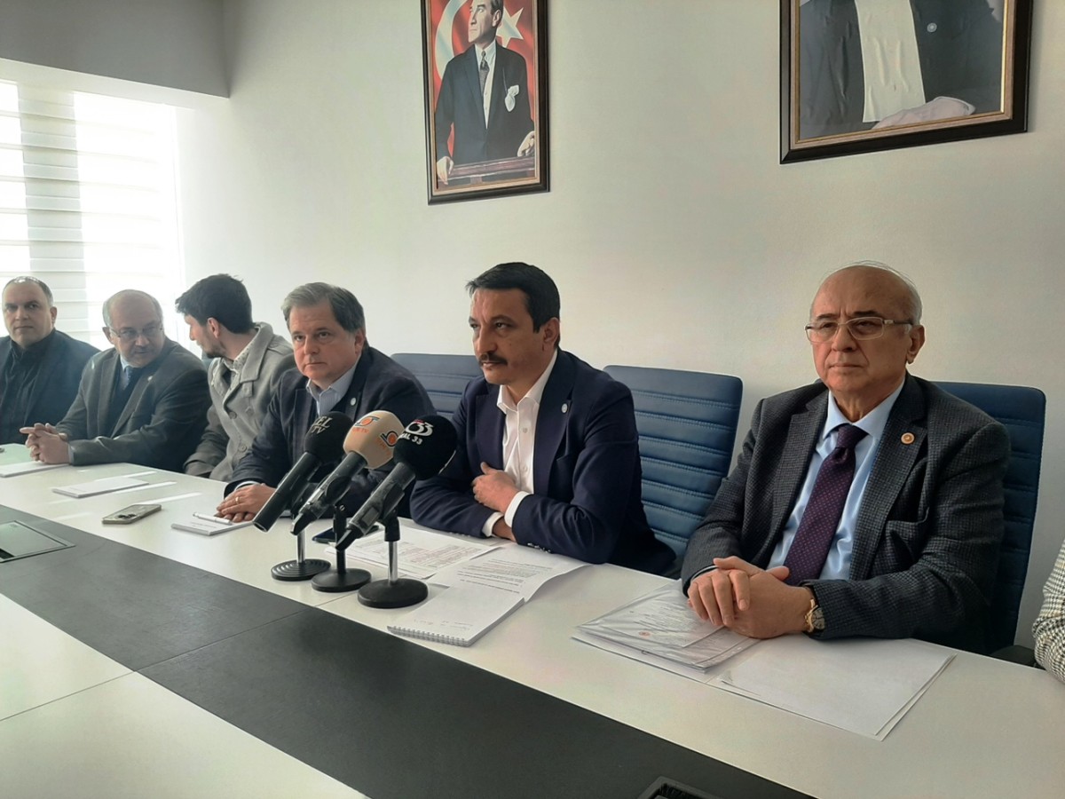 İYİ Parti Mersin’de Depremle İlgili Basın Toplantısı Düzenledi..