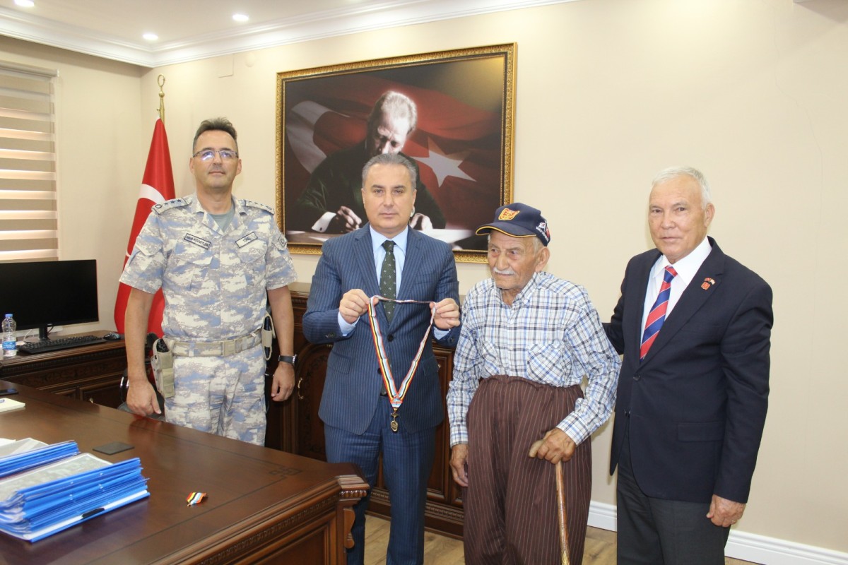 Anamurlu 93 Yaşındaki Gazi’ye Kaybolan Madalyası Tekrar Verildi..