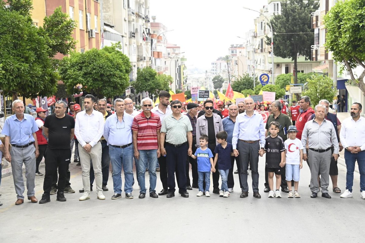 Başkan Deniz, 1 Mayıs İşçi Bayramında STK’larla Birlikte Yürüdü..